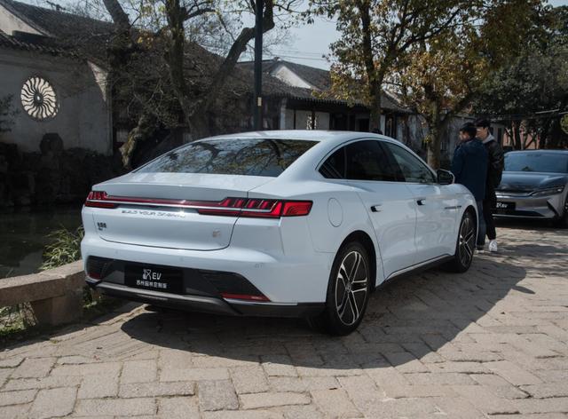 比亚迪汉EV与特斯拉Model  3怎么选？哪款性价比更高？