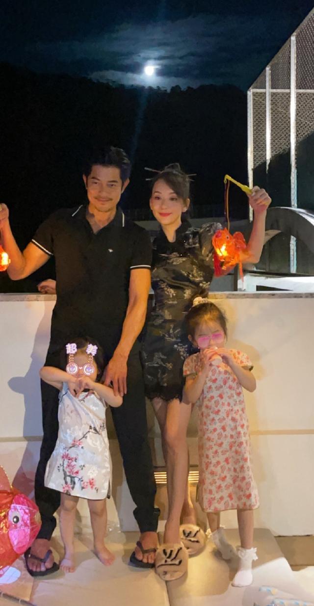 郭富城中秋节与妻女豪宅天台赏月，方媛和俩女儿穿旗袍太美了