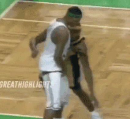 图看NBA五大爆笑瞬间：邓肯大风车“暴扣”，阿泰防守扒对手球裤