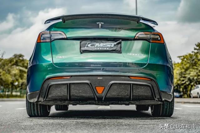 特斯拉Model Y全面改装，碳纤维宽体钻石绿变色膜回头率爆棚