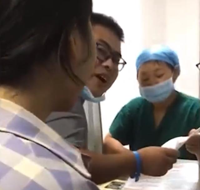 江苏一产妇生下女儿后，全家人开心到欢呼大叫：现在女孩好吃香