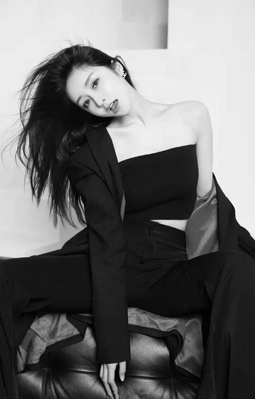 据悉,福克斯为人严谨,原名严,福建有名的富二代,拥有无数的狐狸,抖音