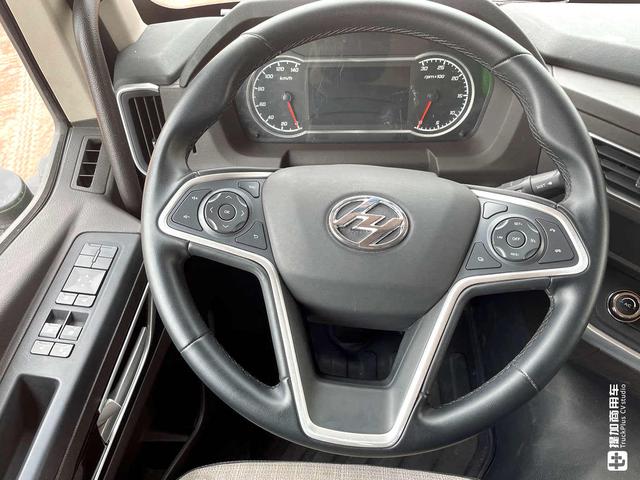 拉砂石料自卸车
