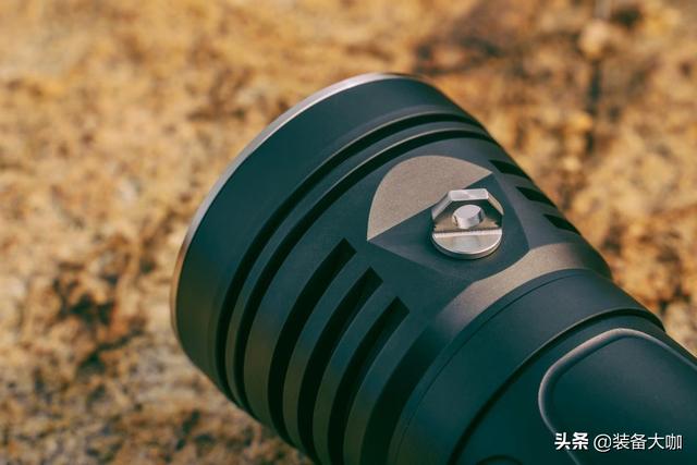 这款三眼小钢炮竟有18000流明——Lumintop雷明兔GT3手电