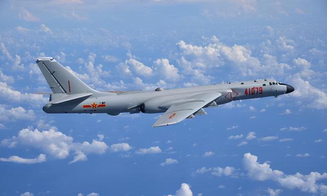 美媒披露：美国航母每次进入南海，中国轰炸机就都前来“迎接”