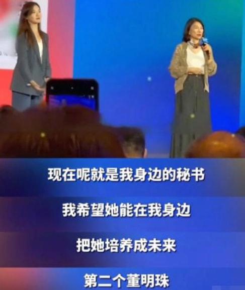 22岁女孩成董明珠秘书后，剪董总同款发型，网友：越来越像了