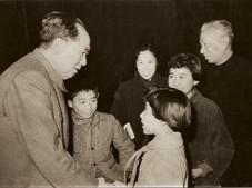 毛泽东的菊香书屋收藏多少书？贺龙戏称：厕所太高级，伸手能拿书