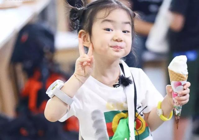 萌娃穿搭潮范儿十足，气场全开，原来打扮孩子有这么多好处