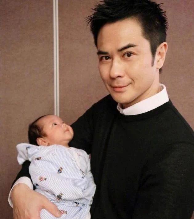 首次一家三口出街！50岁TVB视帝推婴儿车现身：儿子的成长很重要