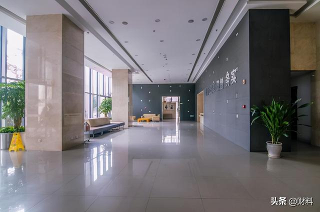 从前台小妹到阿里总裁，童文红跟马云干了21年，如今怎么样了？