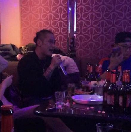 蒋劲夫现身酒吧化身DJ，放弃身材管理的他胖到认不出