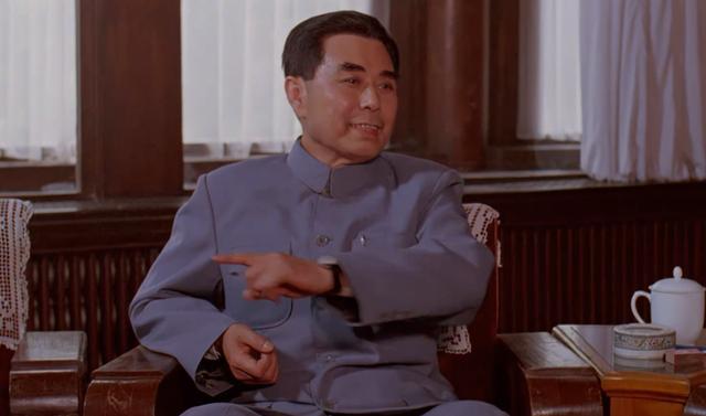 比起片中的古月,黄凯这样的特型演员"形神兼备",饰演国民党的主演们