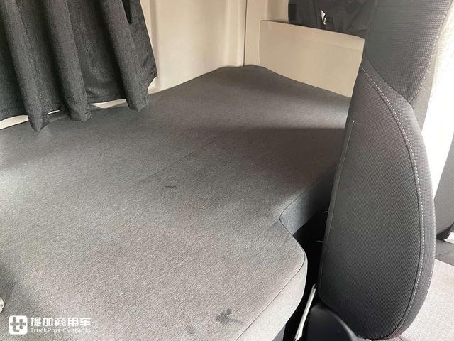 拉砂石料自卸车