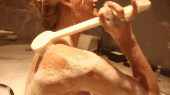 身体乳抹不到后背怎么办