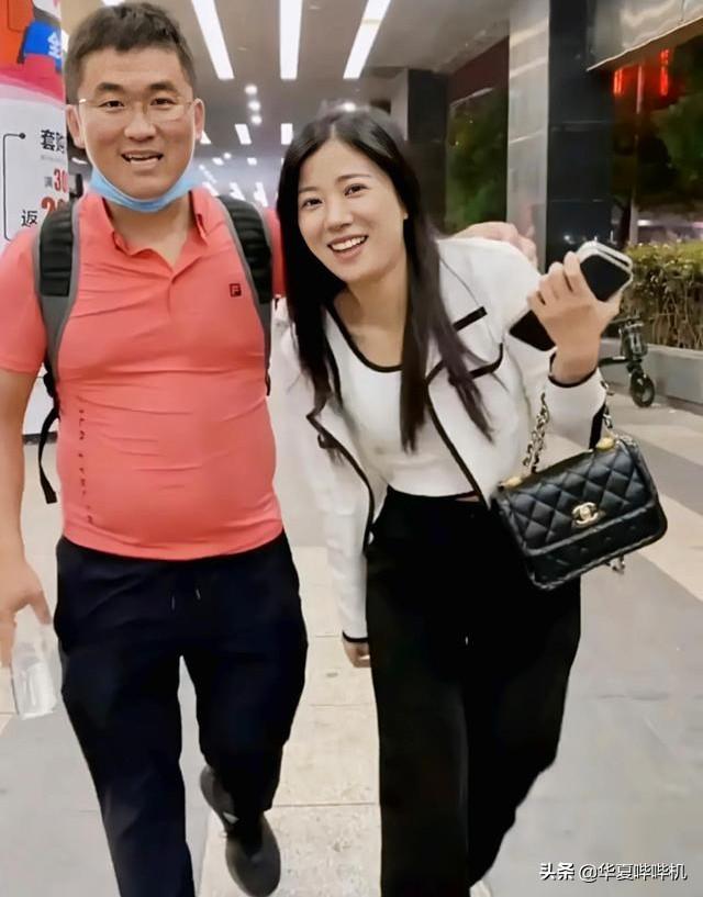 巴交,朴实幽默的样子逗得捧腹大笑,随后大家便记住了他的名字——姜涛