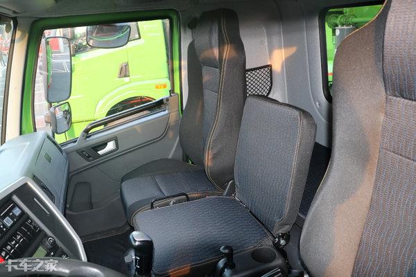 拉砂石料自卸车