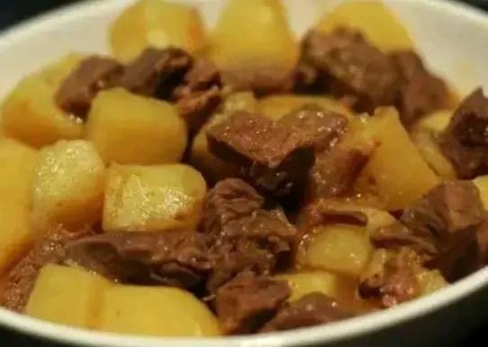 孩子吃饭挑食身体容易缺乏营养，多吃滋补菜，营养丰富防贫血