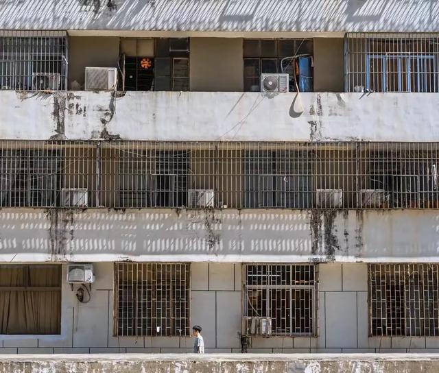 租住南山的互联网大厂人：年入70万，睡城中村单间