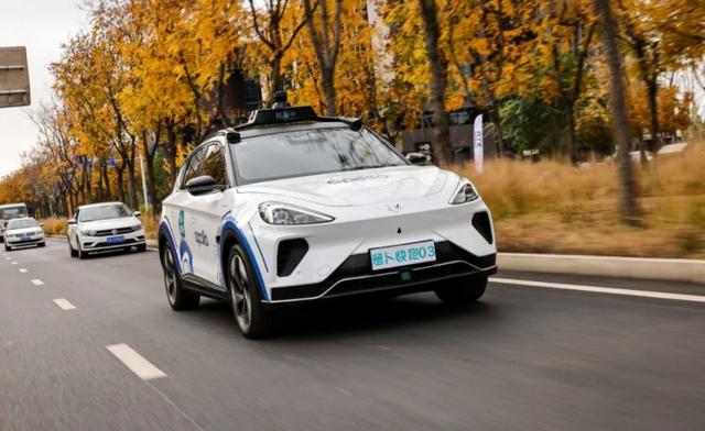 中国将造首个智慧高速，实现一边开车一边无线充电，到底有多牛？