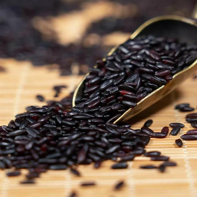 小雪后女人要多吃“3红3黑”，少吃2样，营养充足增强抵抗力