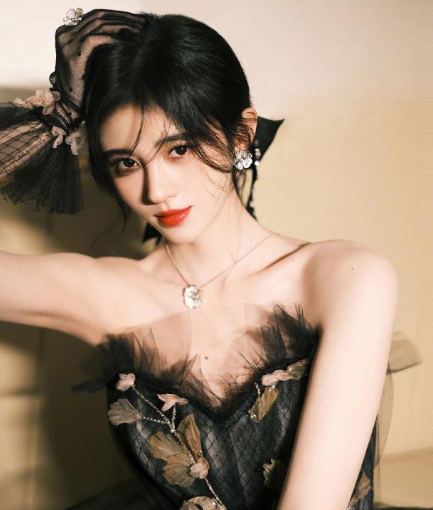 鞠婧祎黑色礼服——鞠婧祎黑色礼服照片