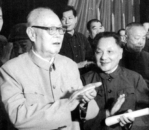 1973年，毛泽东为何要将大军区司令员对调？邓小平：还是主席高明