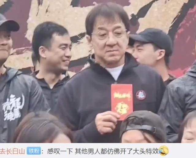 成龙新片开机显老态，头发稀疏成空气刘海，不拍打戏搭档令人意外