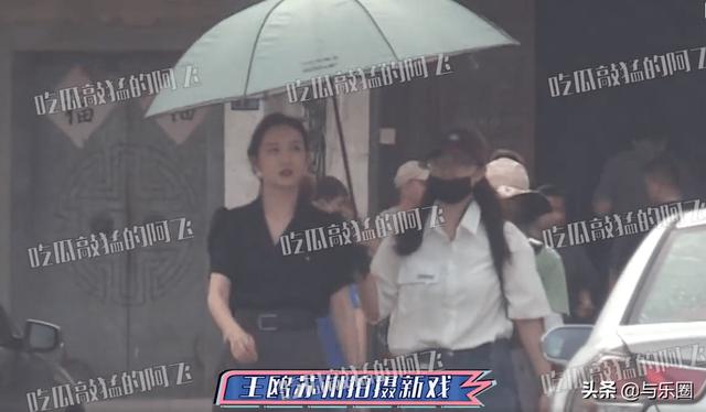 王鸥获神秘小鲜肉探班 两人酒店过夜后挽手出门