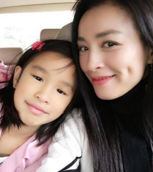 女儿和爸爸如出一辙，爸爸：希望女儿长出自己的风格，点赞