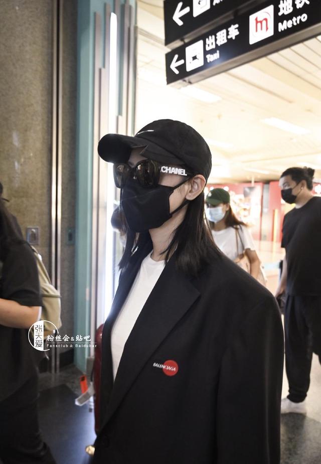 张天爱是穿了男装吗 全套黑色西装 上衣大的不止一点点 全网搜