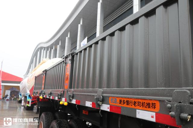 拉砂石料自卸车