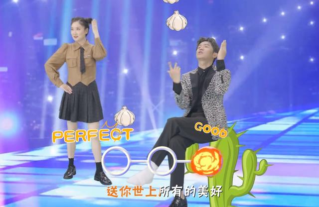 「刚刚宣布」屁股翘着跳舞（翘着辫子跳舞）