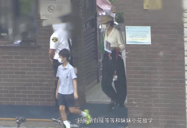 孙俪接儿女放学，戴贝雷帽穿搭时尚，等等高冷小花蹦蹦跳跳很活泼