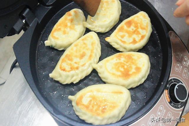 在家炸菜角太費油，廚師長分享新吃法，皮酥餡鮮味道香，簡單家常 健身 第1张