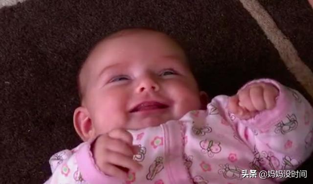 宝宝抓耳朵、踢腿、拱背到底是啥意思，怎样读懂宝宝的肢体语言？