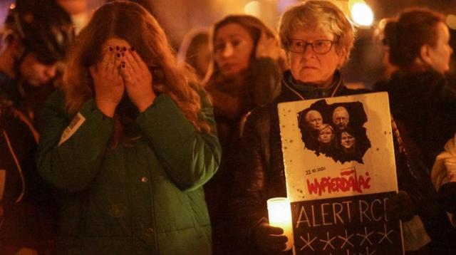 波兰实行最严堕胎法案，婴儿先天缺陷医生不敢堕胎，悲剧了