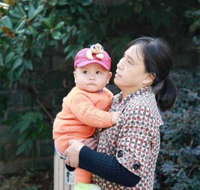 45岁以后再生娃，宝妈过得是什么样的生活？三种完全不同的人生