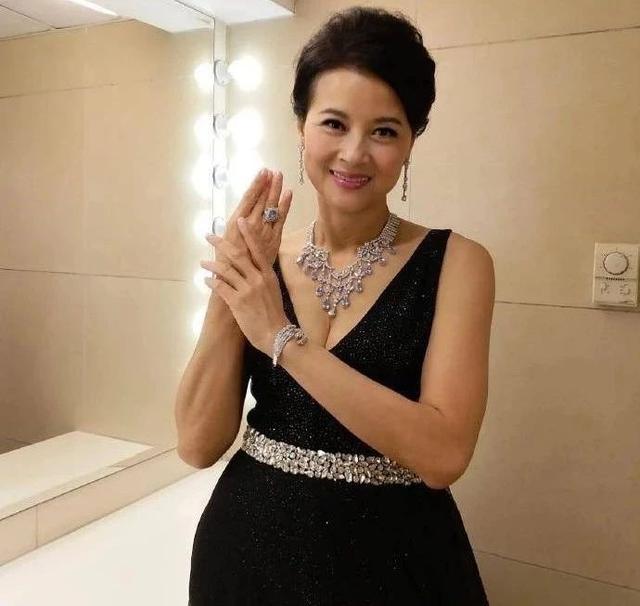 加入TVB首部作品终于见光！55岁首届亚姐冠军：难忘每天通宵赶戏