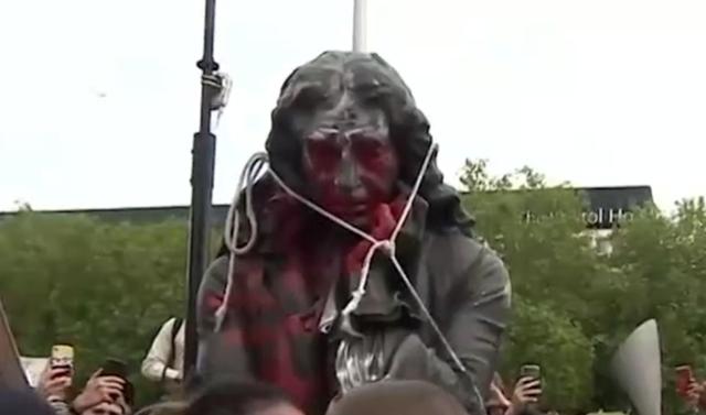 黑命贵，绝地反击“黑命贵”，英国强硬展出被拆黑奴贩子雕像，已交手3次