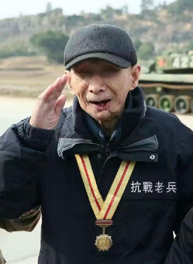 江苏失明老人日本大印暴露身份，为不麻烦政府隐姓埋名71年，部队派6辆坦克接