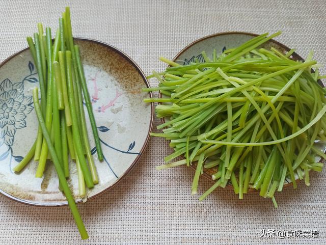 凉拌手撕蒜薹的家常做法，清脆爽口，开胃又下饭，上桌瞬间被扫光