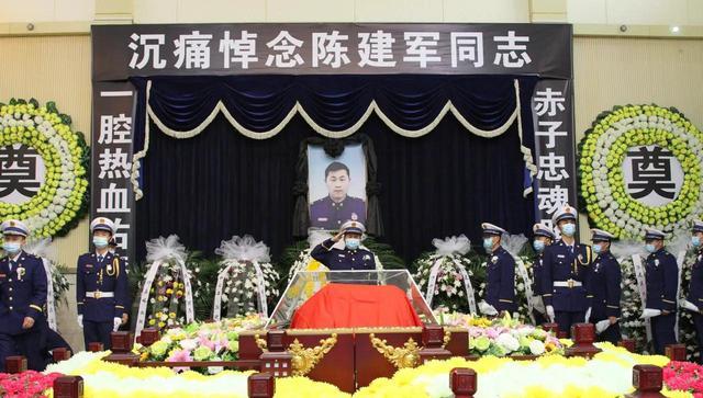 陈建军身上明明有安全绳，为何没能把他拉住？当地商户给出了答案