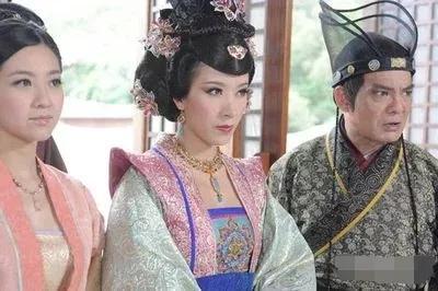 杨怡罗仲谦结婚:杨怡承认怀孕，将花心的罗仲谦变成好老公，女强男弱的爱情开出花