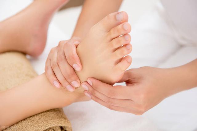 如何减少足部的肿胀？用热的还是冷的（养生小科普）