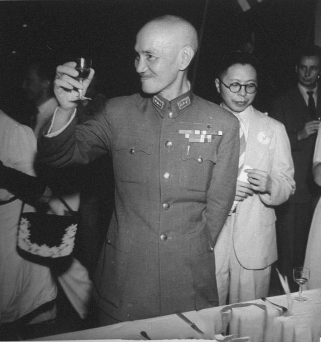 重庆谈判时，蒋介石决定让毛主席担任新疆省长，主席的回应真高明