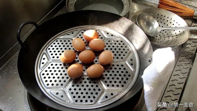 太好吃了！廚師長"教科書式"製作五香茶葉蛋，咸香味直達蛋黃 健身 第3张