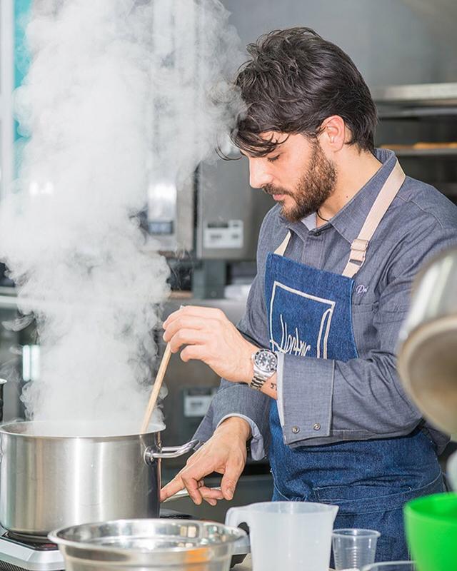 烘培师一个月大概多少钱（烘焙师工资收入怎么样）