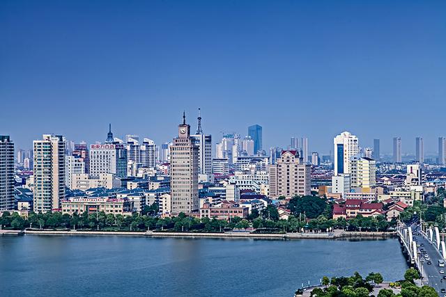 无锡第一大县级市，总面积约2000平方千米，经济发达景点多