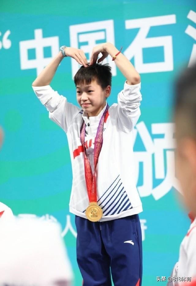 实力宠妹!广东跳水男女团双冠合影,全红婵被师姐陈艺文熊抱出赛场