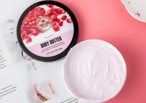 婴儿洗澡后涂身体乳